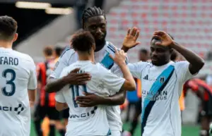 Francês: Árbitro paralisa partida por cantos homofóbicos, e torcida é 'castigada'