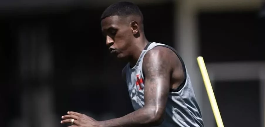 Robert Renan durante treino do Vasco (Foto: Matheus Lima-CRVG)