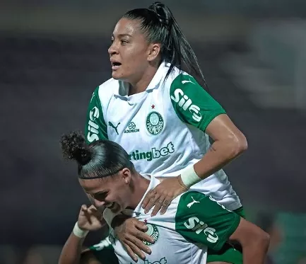 Amanda Gutierres marcou duas vezes na vitória do Palmeiras
