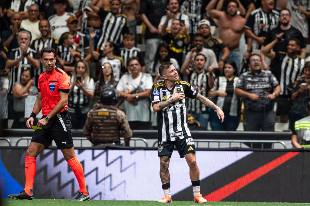 Bernard expõe ambiente ruim com Cuca após classificar Atlético-MG na Copa Sul-Americana