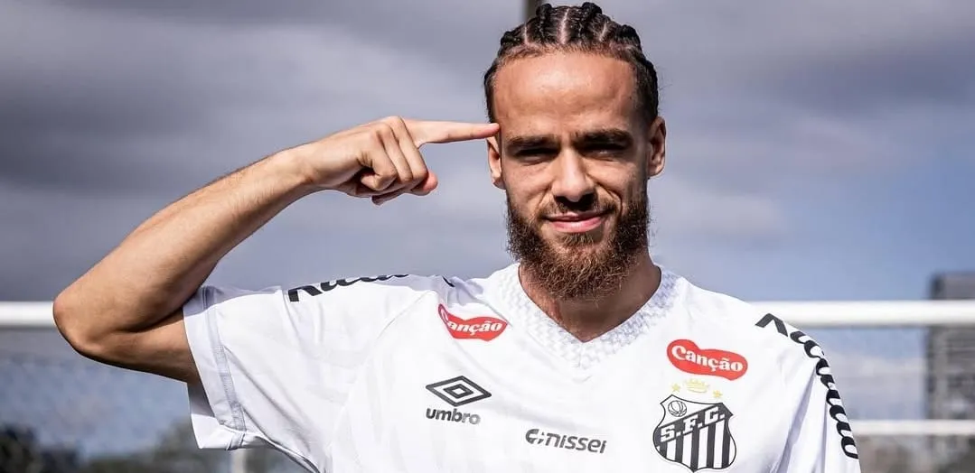 Billal Brahimi é apresentado (Foto: Raul Baretta-Santos FC)