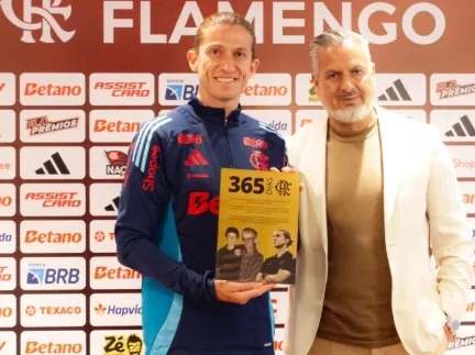 Filipe Luís é homenageado pelo Flamengo