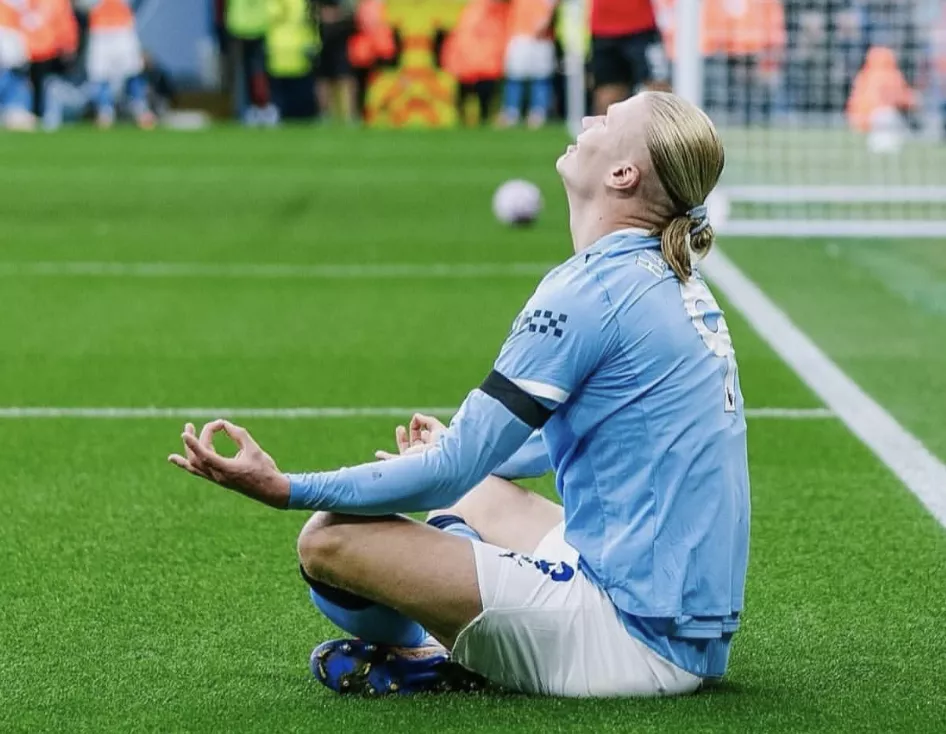 INGLÊS: City se reabilita em clássico e afunda United na crise