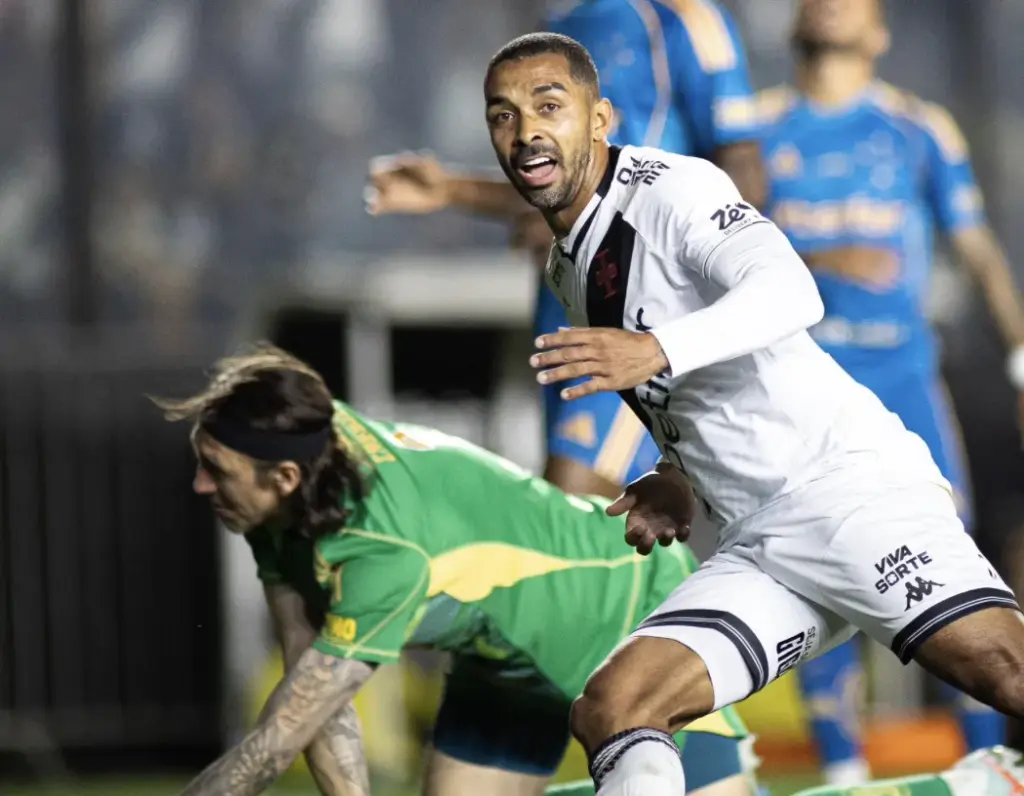 BRASILEIRÃO: Cruzeiro cai e abre caminho para Flamengo e Palmeiras; veja classificação