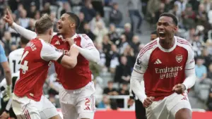 Gabriel Magalhães marca no fim, Arsenal vira sobre o Newcastle e se aproxima do Liverpool