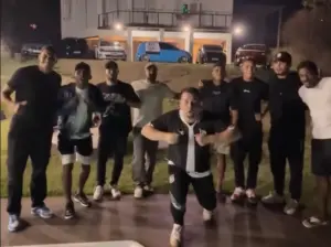Jogadores da Ponte Preta celebram acesso com churrasco e festa na casa de influenciador