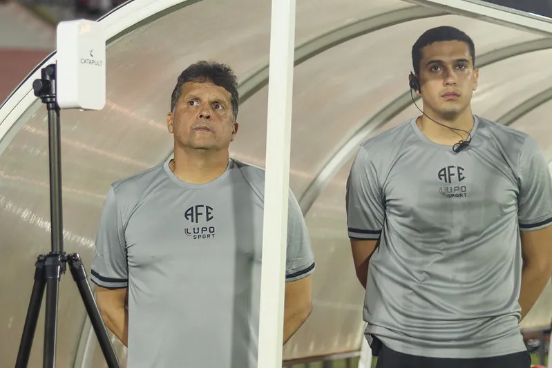 Claudinei Oliveira celebra primeira vitoria contra a Ferroviaria