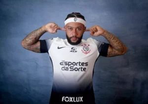 Corinthians convence Depay a receber dívida milionária em parcelas