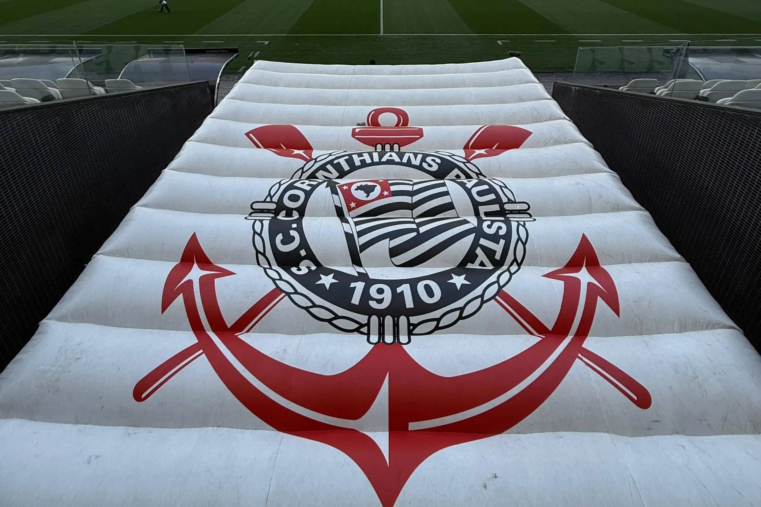 ChatGPT escolhe os 10 escudos mais bonitos do futebol brasileiro; veja