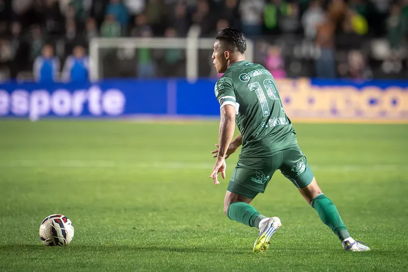 Coritiba mira lideranca em sexta de briga contra degola serie b