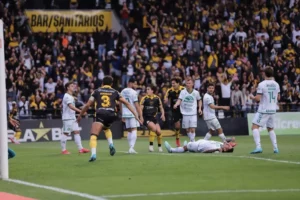 Criciúma supera Chapecoense em jogo com gol anulado em jogada polêmica