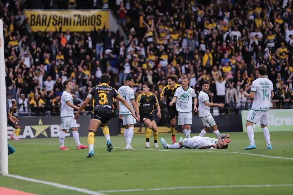 Criciúma supera Chapecoense em jogo com gol anulado em jogada polêmica