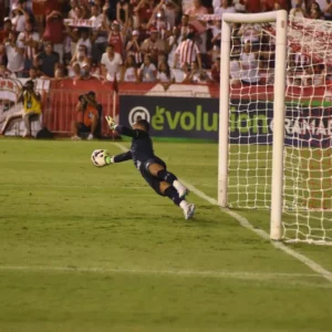 Goleiro do Guarani vai de falha no dérbi à tarde iluminada