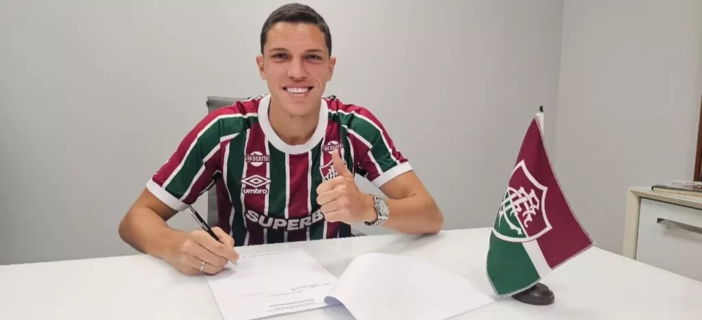Zagueiro renova contrato com o Fluminense até 2028