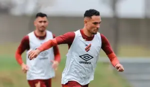 Athletico engata 7 vitórias seguidas e volta ao G4 da Série B