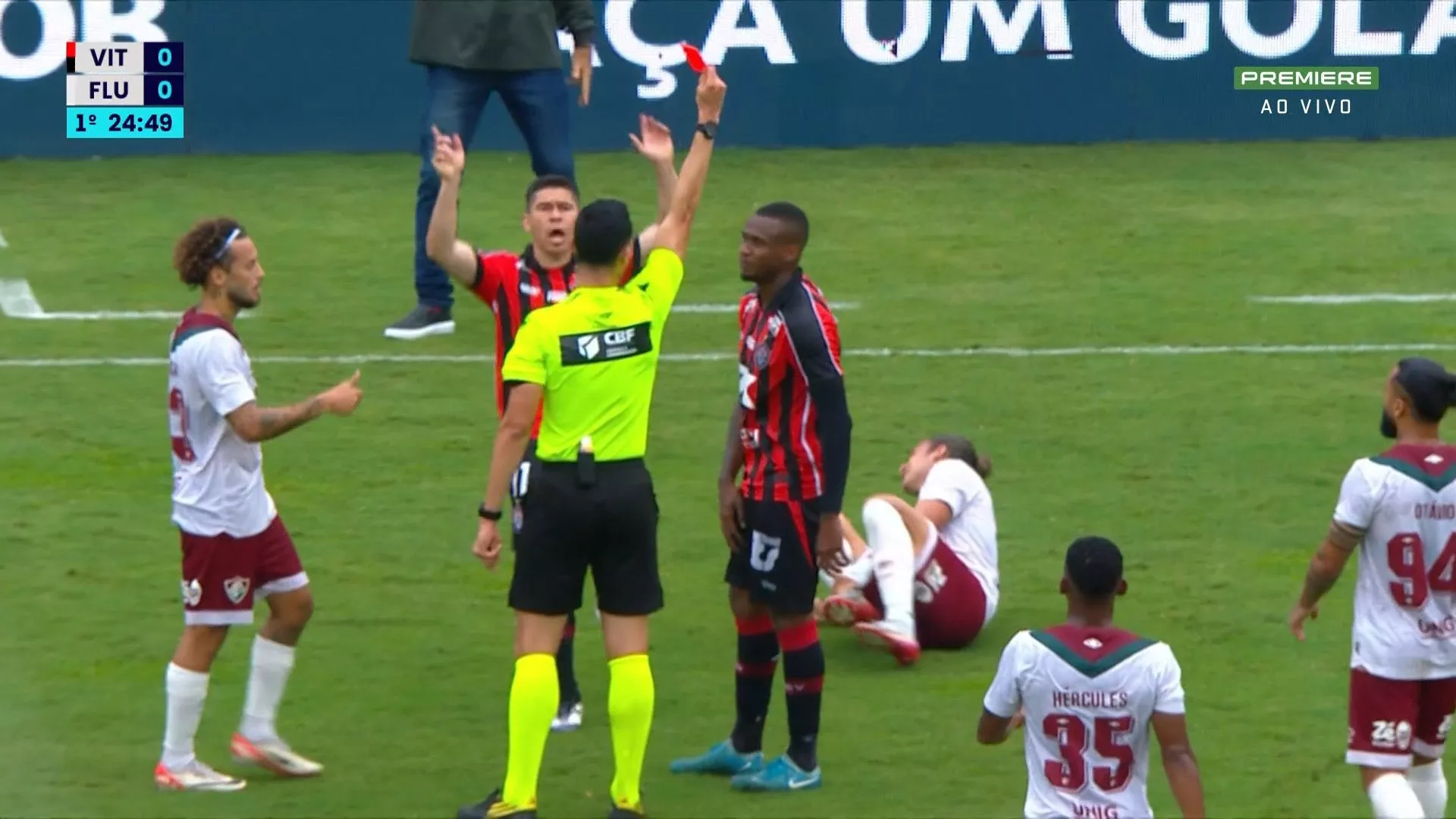 Dudu é expulso e prejudica Vitória contra o Fluminense (Foto: Reprodução)