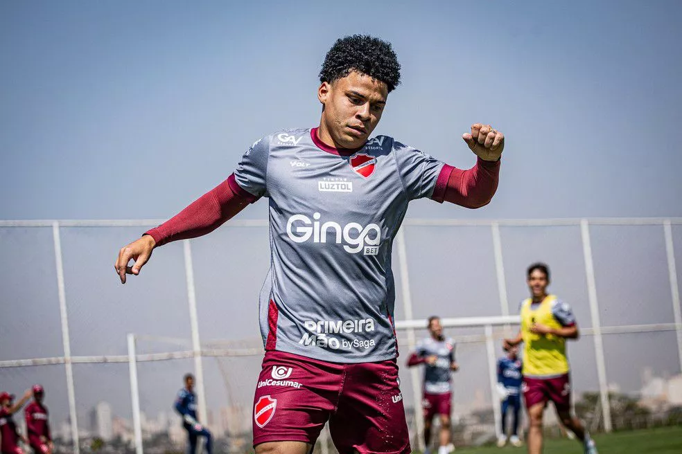 Emerson Urso em treinamento na última segunda-feira — Foto: Roberto Corrêa / Vila Nova F.C.