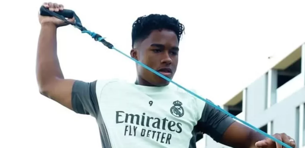 Endrick fica à disposição do Real Madrid e pode estrear na temporada
