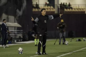 Claudinei espera Ferroviária mais contundente na reta final da Série B