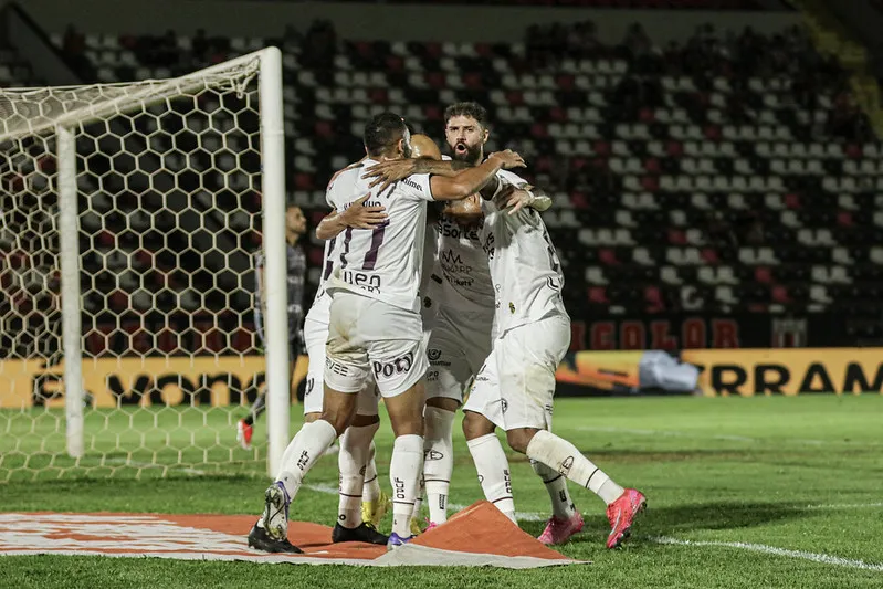 Botafogo-SP 1 x 2 Ferroviária – Locomotiva vence clássico e complica rival
