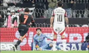 Dorival critica arbitragem e absolve Yuri Alberto por cavadinha