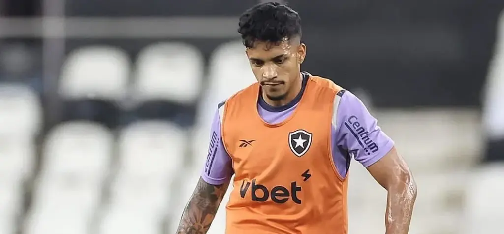 Zagueiro pode estrear pelo Botafogo após suspensão de titulares