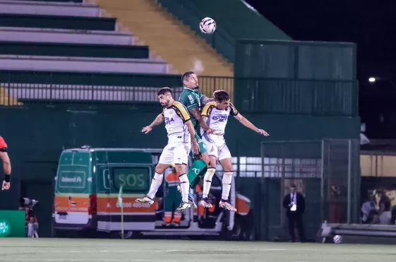 SÉRIE B: Goiás briga pela ponta em domingo de clássico catarinense