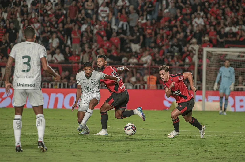 Goias e Atletico GO se enfrentam na Serie B