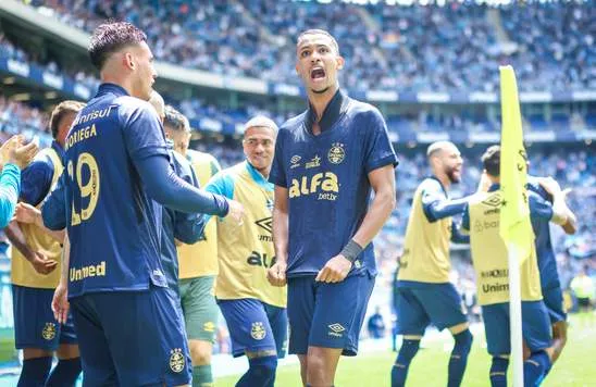 Grêmio 3 x 1 Vitória - Tricolor afasta má fase na Arena e volta a sonhar com Libertadores 3 Brasileirão - 2025