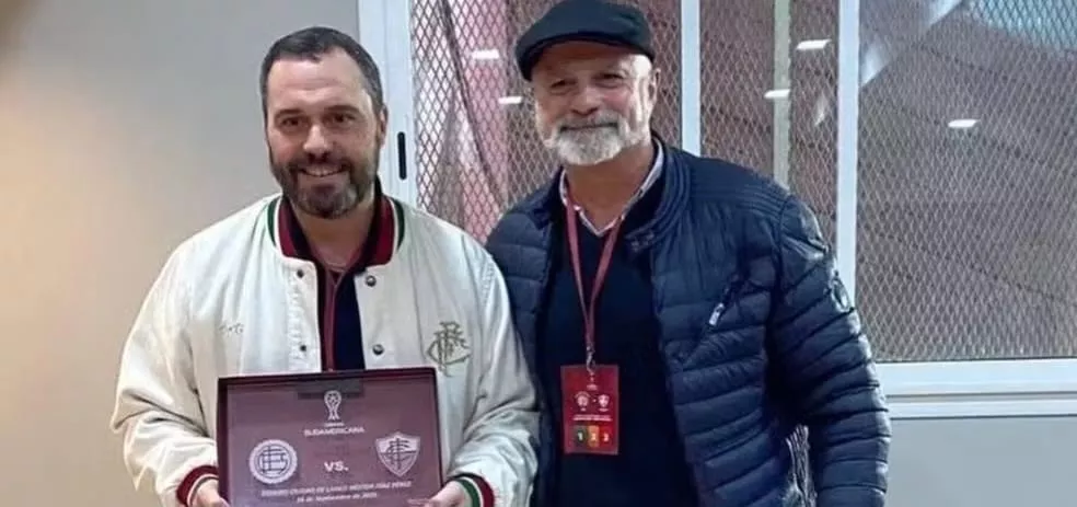 Lanús comete gafe e erra escudo em homenagem ao Fluminense