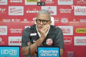 Hélio dos Anjos cobra elenco do Náutico após erros contra a Ponte Preta