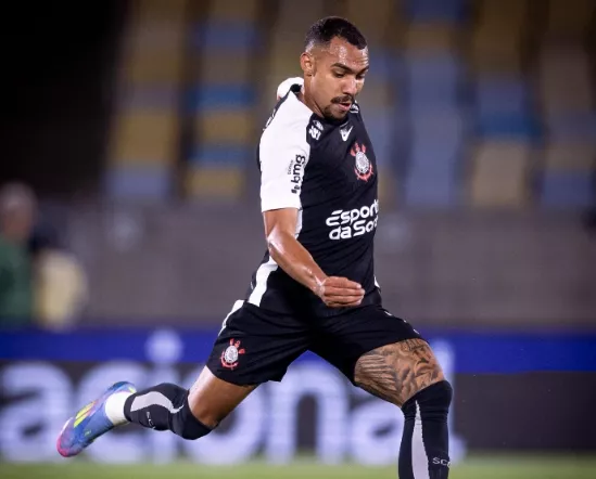 Matheuzinho, de falta, deu a vitória ao Corinthians