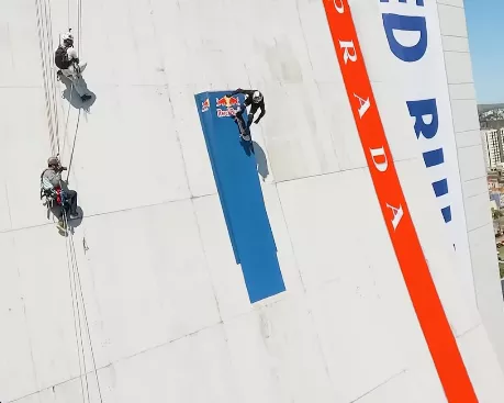 Mineirinho desce rampa de skate de 70 metros e bate recorde