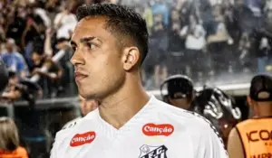 Santos: Mayke e Igor Vinícius disputam vaga na lateral direita