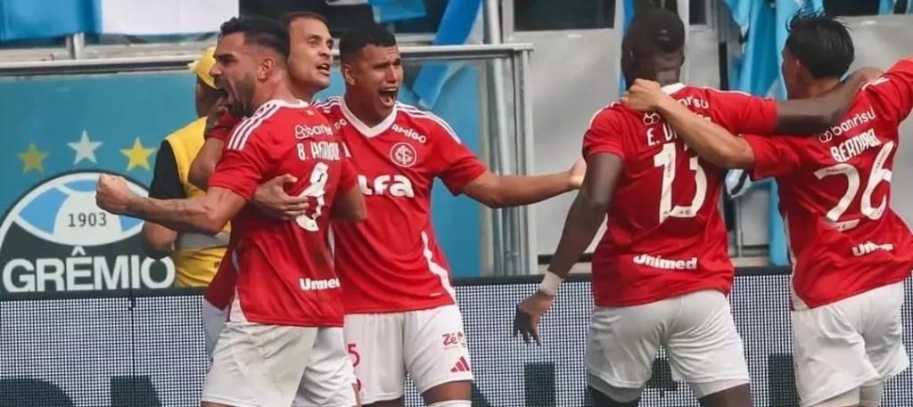 Torcedores protestam no CT do Inter em semana de Gre-Nal