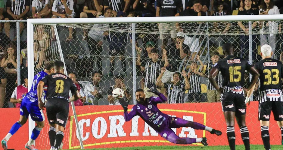 Jefersson defendeu a cobrança de pênalti de Clessione. Ailton Cruz