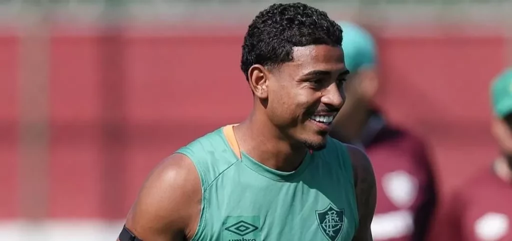 John Kennedy treina de olho em novas chances no Fluminense