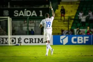 Júnior Rocha confirma atacante como titular do Caxias diante do Londrina