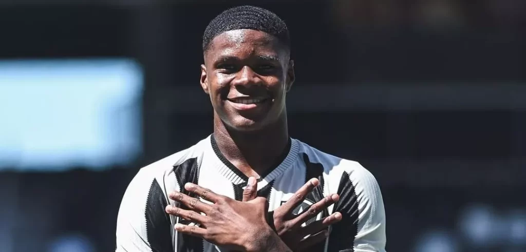 Atacante do Panamá reforça o Botafogo contra o Grêmio