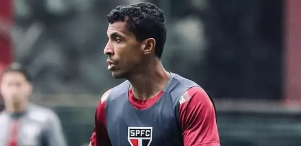 Luiz Gustavo é liberado pelo DM e reforça o meio-campo do São Paulo