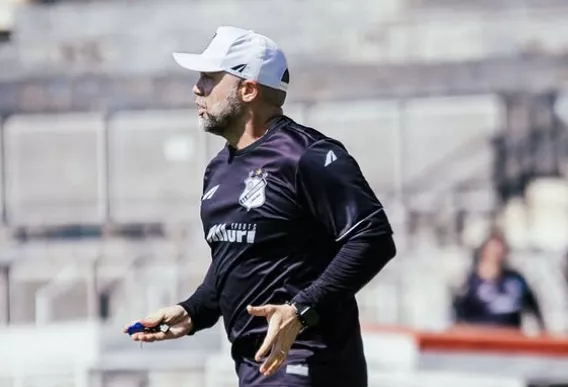 Após eliminação, técnico da Inter de Limeira se emociona: “Vi minhas filhas só 11 vezes este ano”
