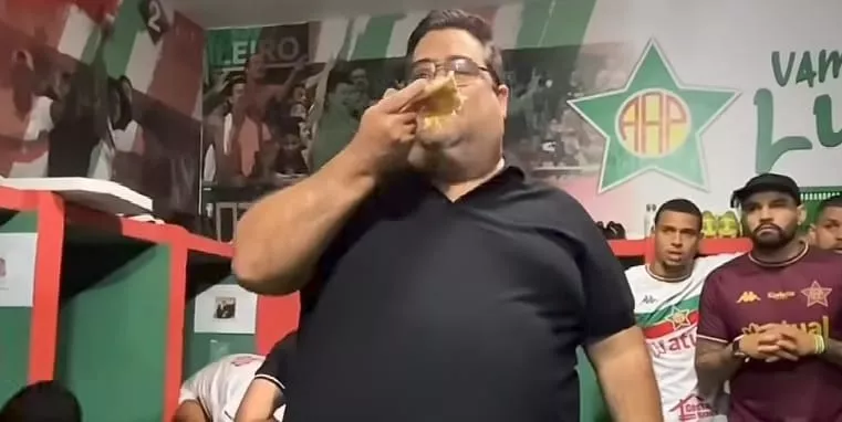 Presidente da Portuguesa-RJ viraliza ao comer e amassar pizza em preleção