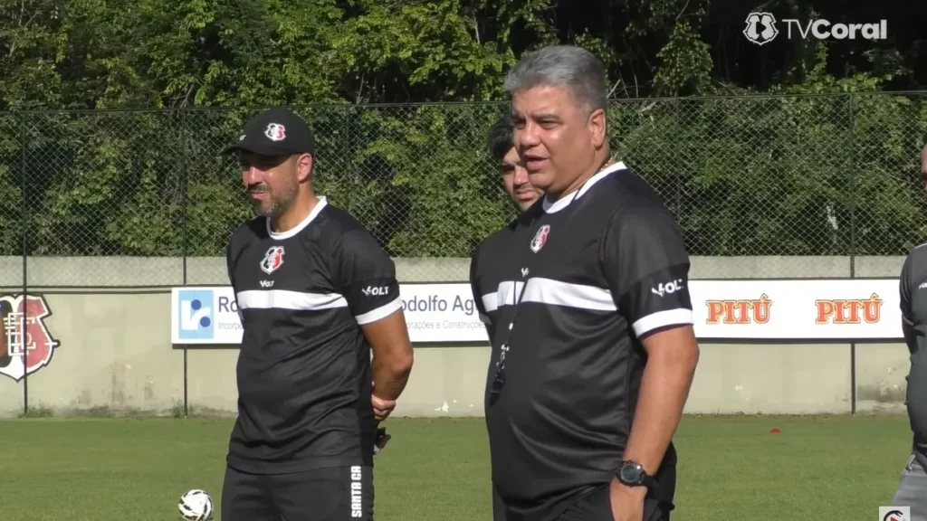 Após acesso do Santa Cruz, Marcelo Cabo mira título 2 Série D: Marcelo Cabo mira título com o Santa Cruz após garantir acesso (Foto: Reprodução/TV Coral)