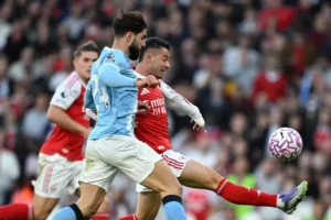 Martinelli marca por cobertura, nos acréscimos, e impede vitória do City sobre o Arsenal