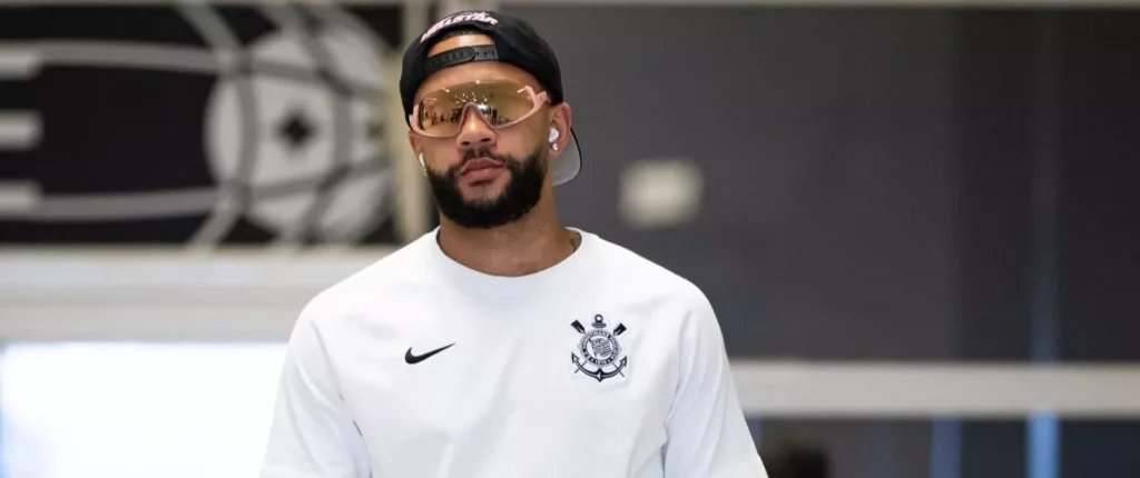 Memphis Depay leva cachorro para suíte com diária de até R$ 265 mil