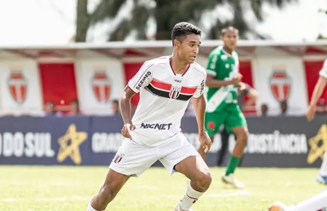 Pedro Severino reaparece treinando com bola após grave acidente de carro