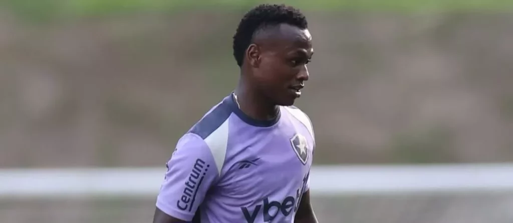 Nathan Fernandes fratura antebraço e vira desfalque no Botafogo