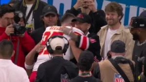 Fora da seleção, Neymar entra em campo na NFL durante Data Fifa