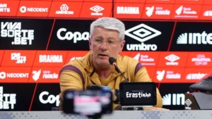 Athletico-PR segura Odair Hellmann após propostas de fora