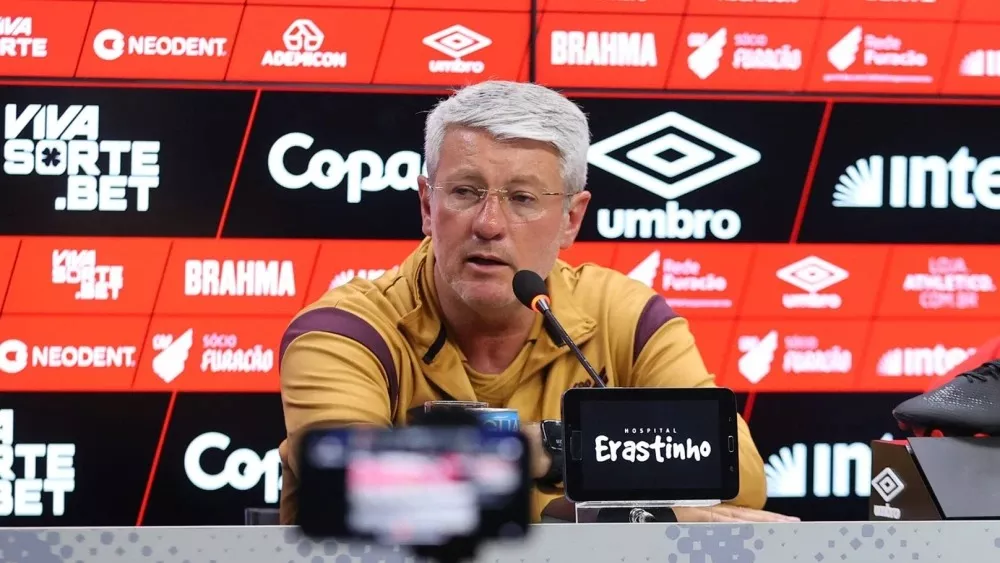 Athletico-PR segura Odair Hellmann após propostas de fora